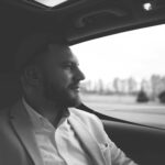 mies katsoo puhelinta