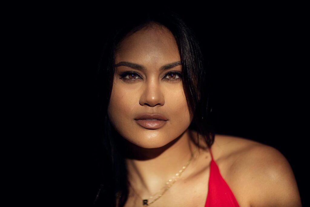 Zoe Saldaña with parents